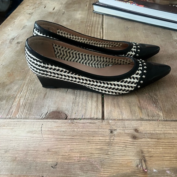 Stuart Weitzman Black and Cream Woven Wedges shoes - Picture 8 of 14